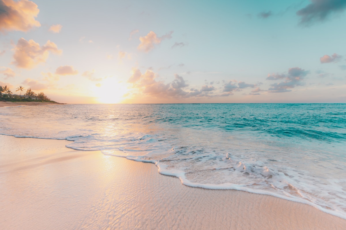 Spiaggia assolata e atmosfera di vacanza estiva