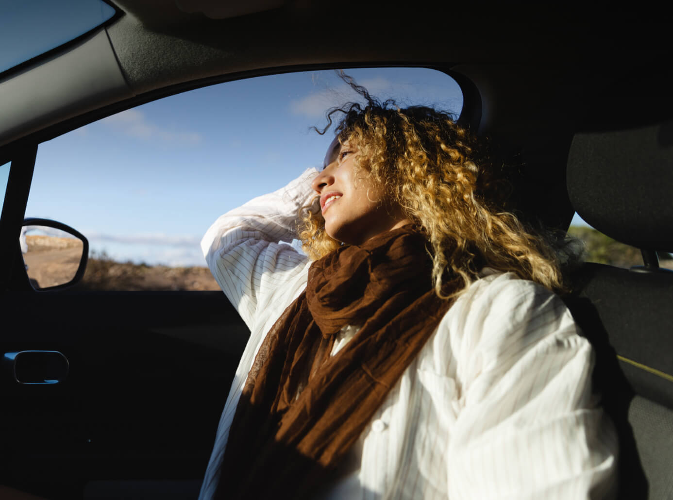 Junge Frau in einem Auto als Gold-Card-Mobilitätsszene