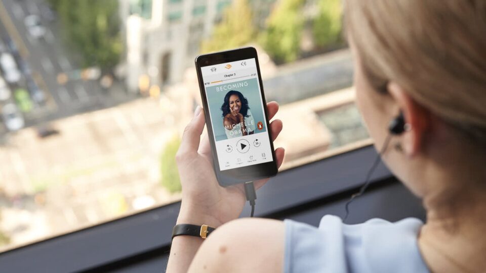 Téléphone affichant une écoute Audible près d une fenêtre