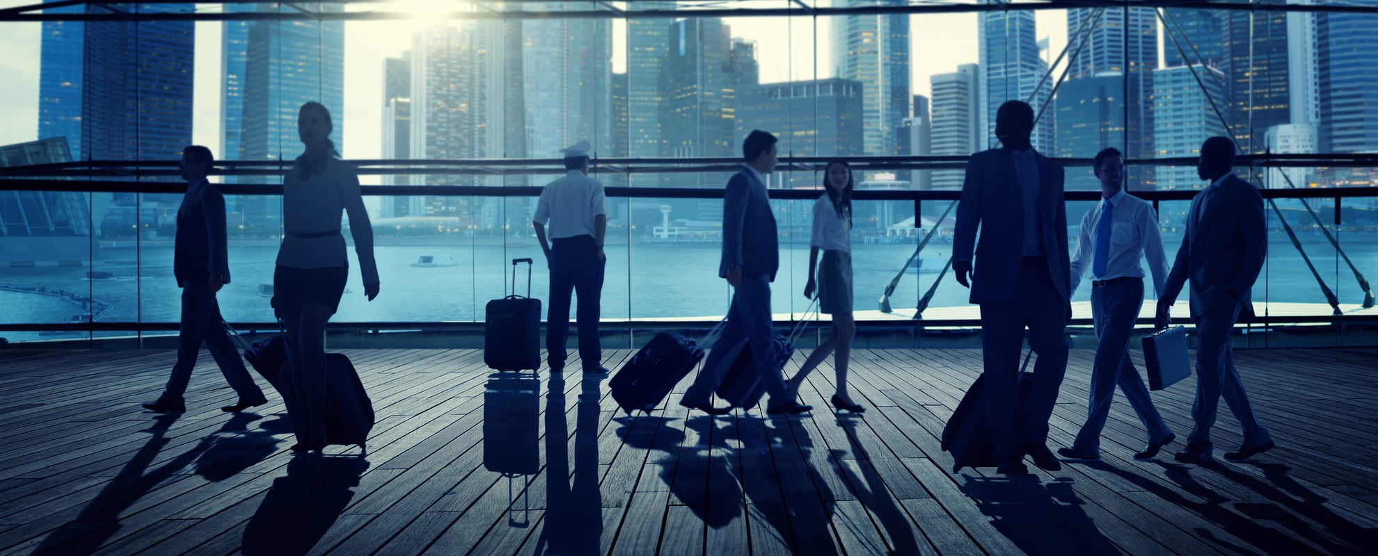 Viaggiatori durante una partenza con AXA Assistance