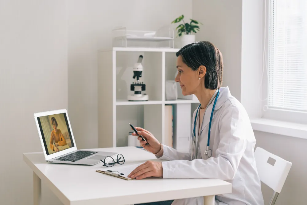 Medico in videoconsulto per l'assistenza sanitaria