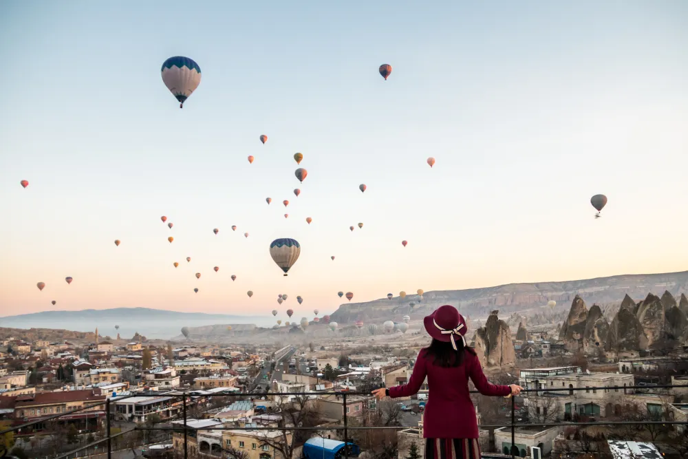 Viaggiatrice che osserva le mongolfiere in Cappadocia