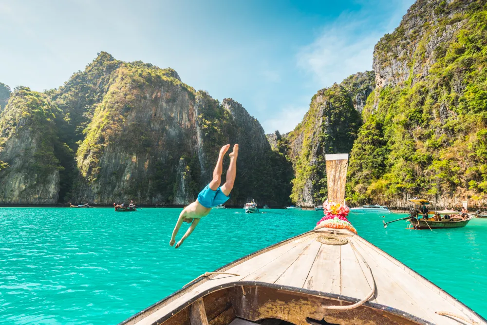 Viaggiatore che si tuffa in una laguna tropicale