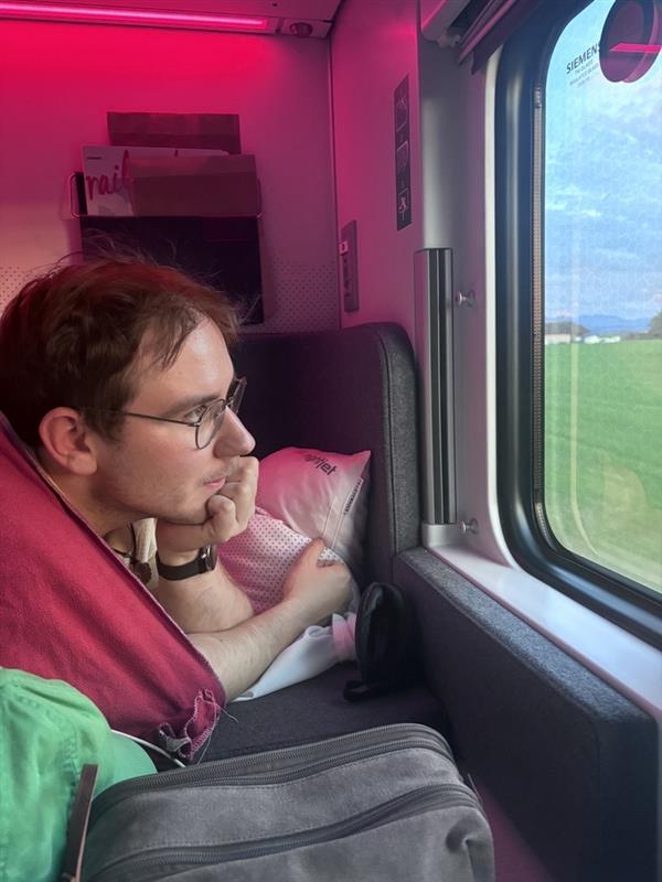 Reiseszene mit Zug und Landschaft in Deutschland