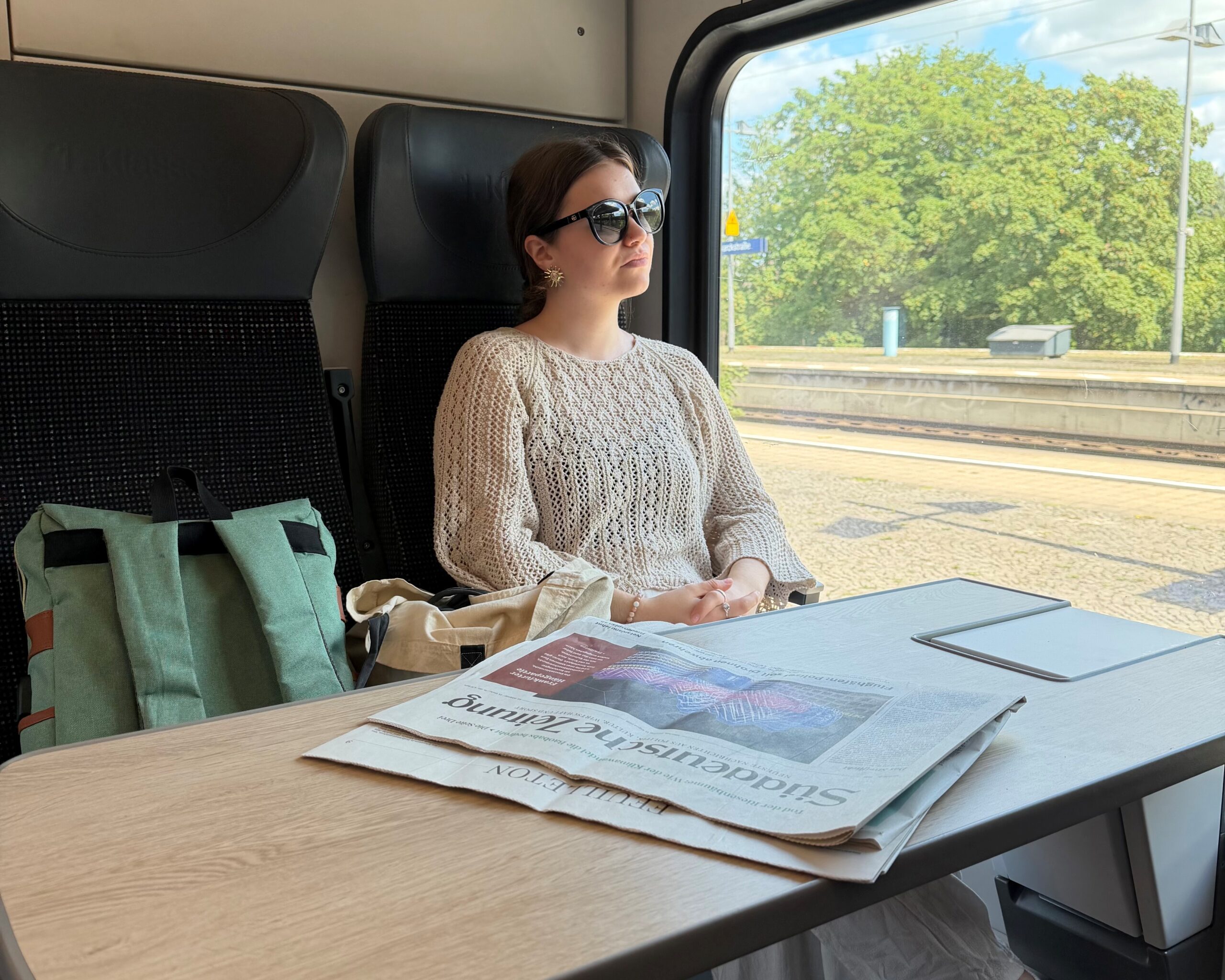 Frau in einem Zugabteil auf einer Deutschlandreise