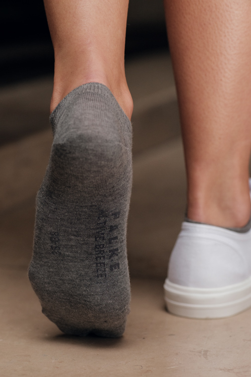 Nahaufnahme von FALKE Active Breeze Sneakersocken an einem Fuß