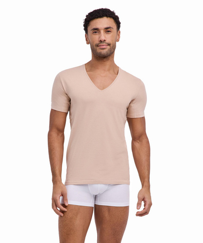 Mann trägt ein beiges FALKE Men T-Shirt Daily Climate Control