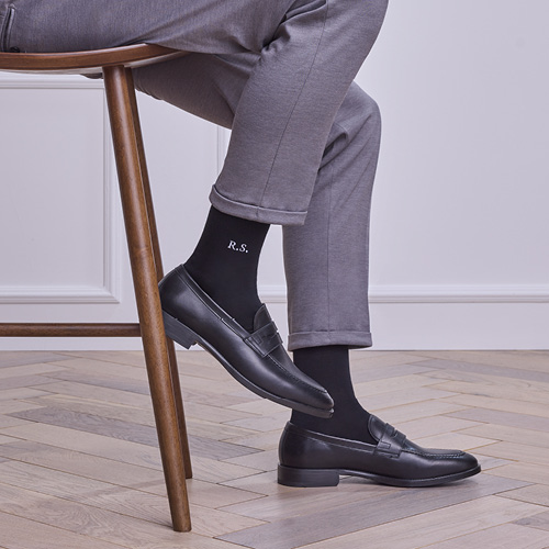 Mann trägt personalisierte schwarze FALKE Socken zum Anzug