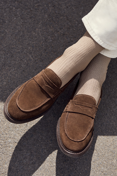 Mann trägt FALKE Tiago Socken zu Loafern und einer eleganten Hose