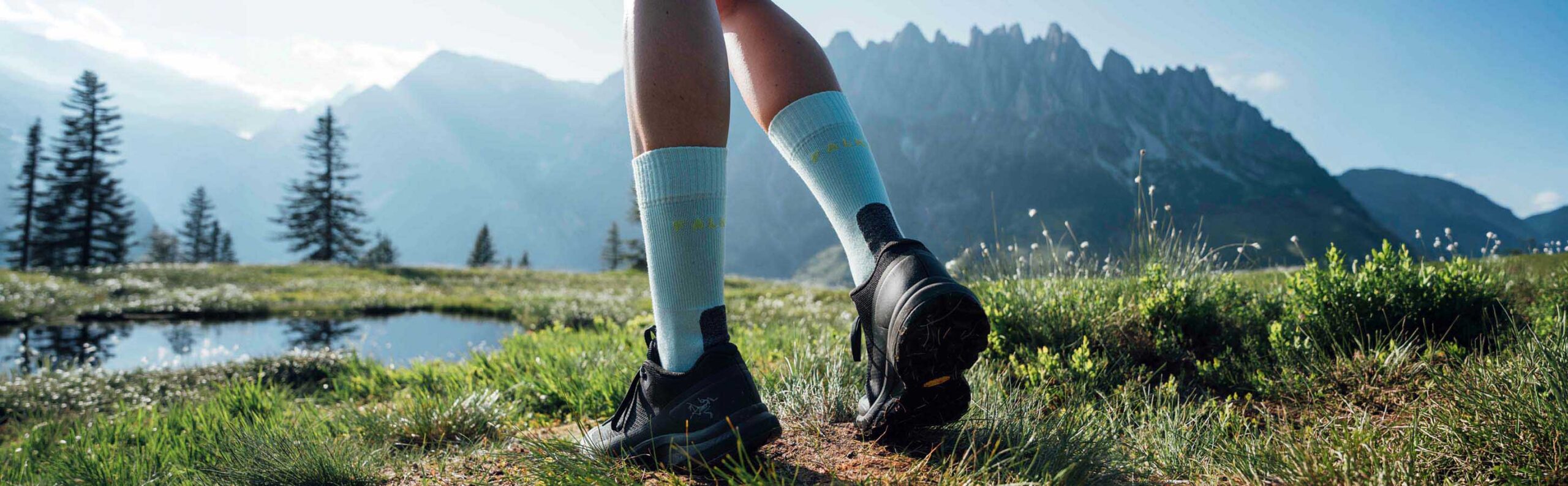 Detailaufnahme von FALKE Trekking-Socken in alpiner Berglandschaft
