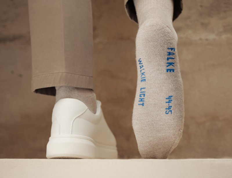 Nahaufnahme eines Fußes mit FALKE Socke und sichtbarer Sohlenkonstruktion