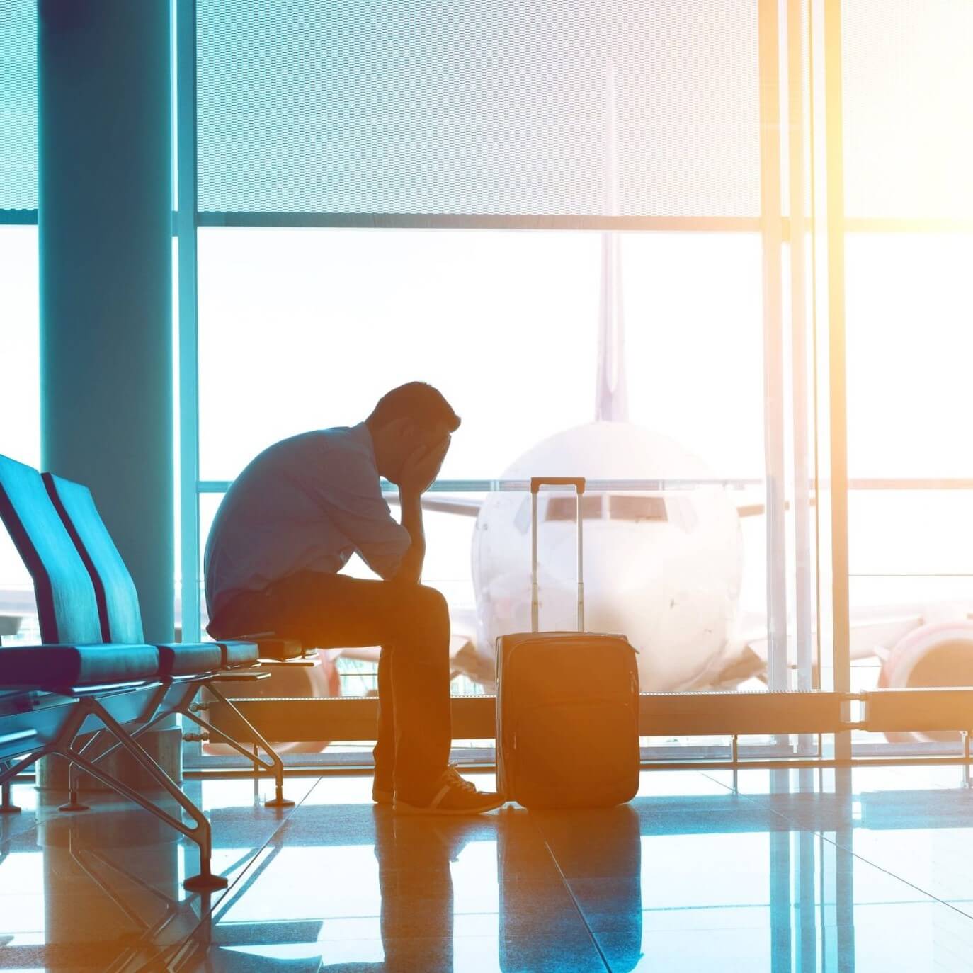 Reisender erlebt eine Flugverspaetung am Flughafen