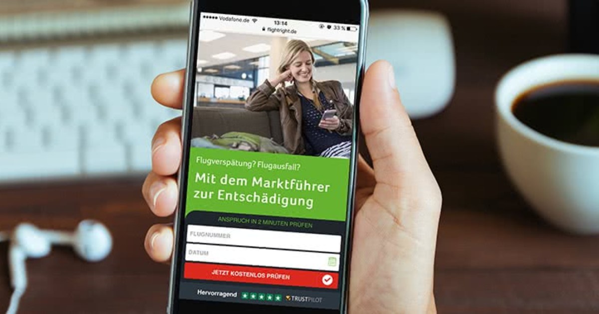 Smartphone zeigt eine Seite zur Flugentschaedigung
