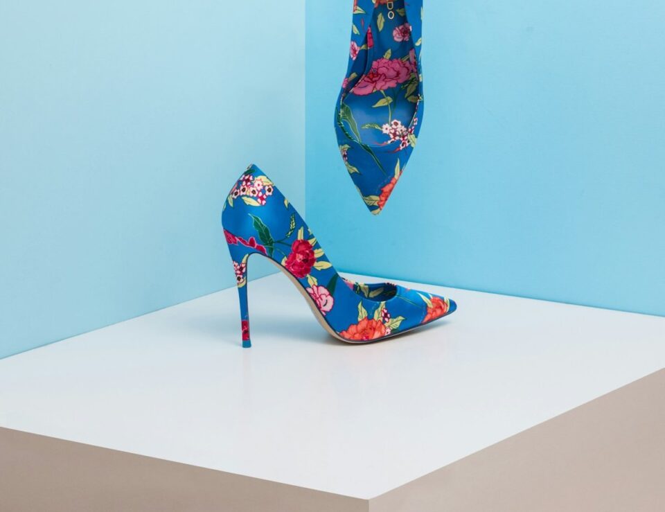 Paio di décolleté blu con motivo floreale