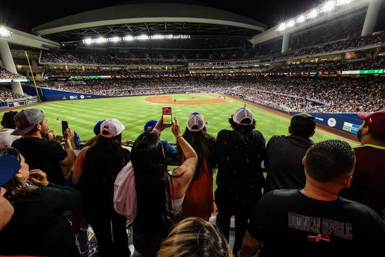 Jugador de Miami Marlins en acción con uniforme negro y turquesa