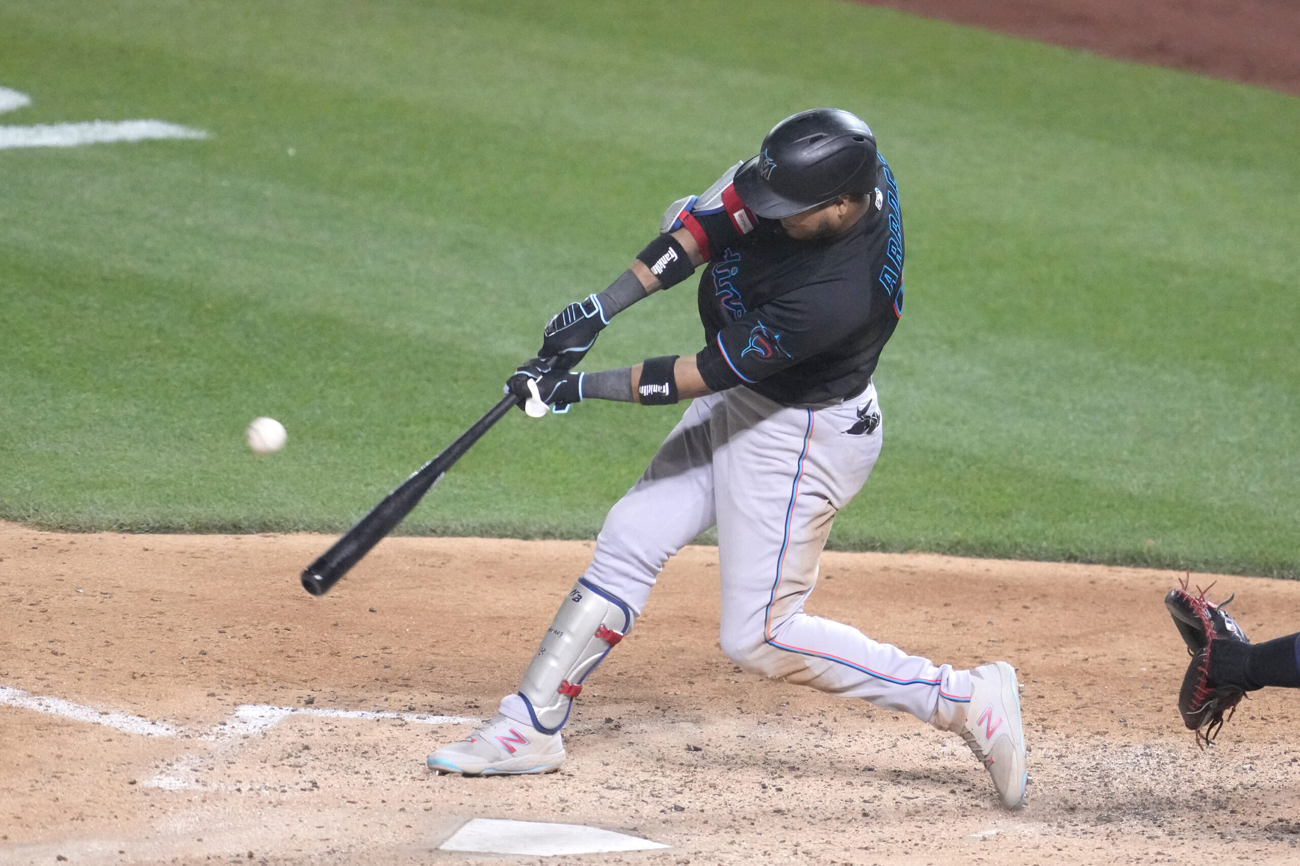 Jugador de Miami Marlins bateando durante un partido nocturno