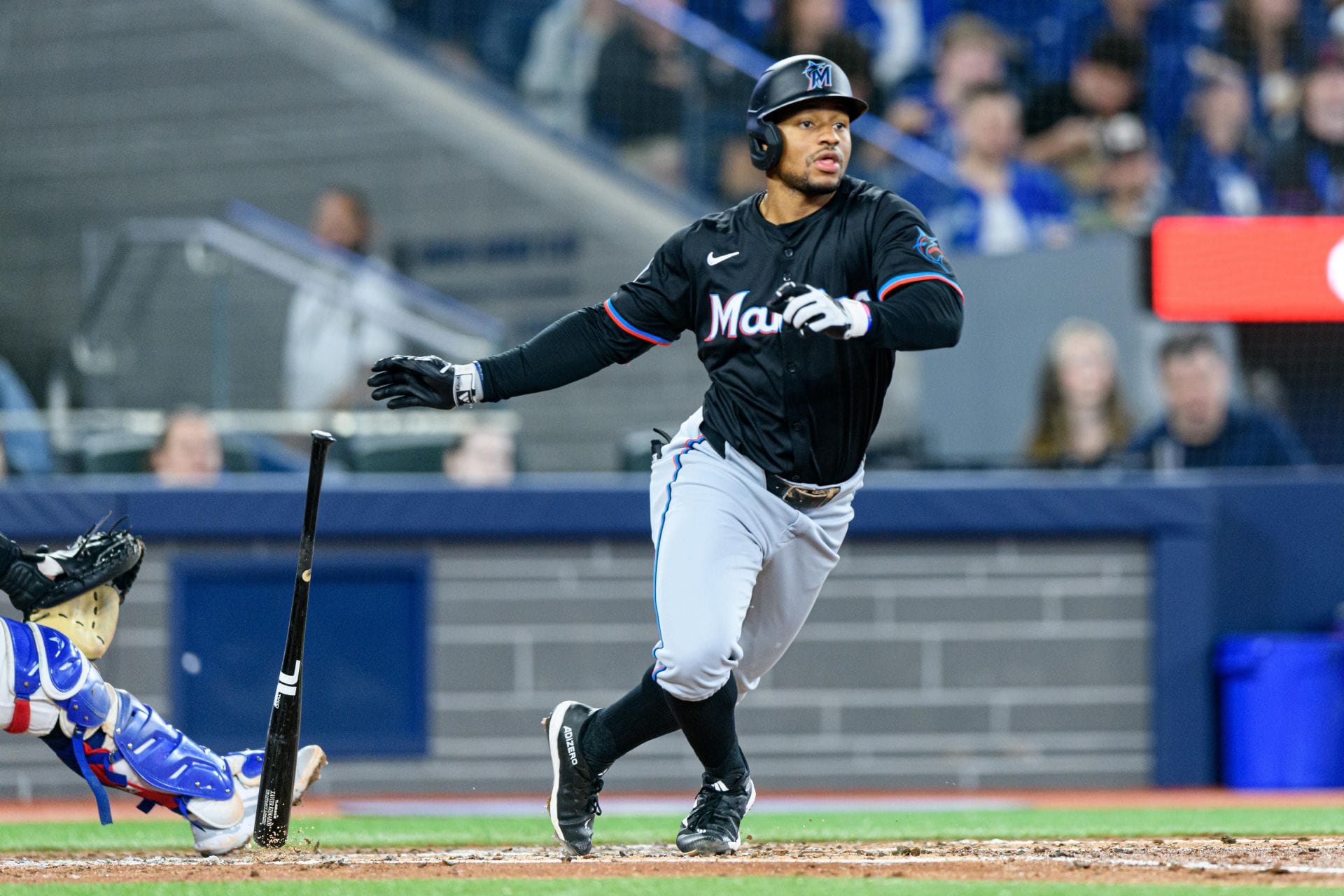 Jugador de Miami Marlins corriendo hacia primera base durante un partido