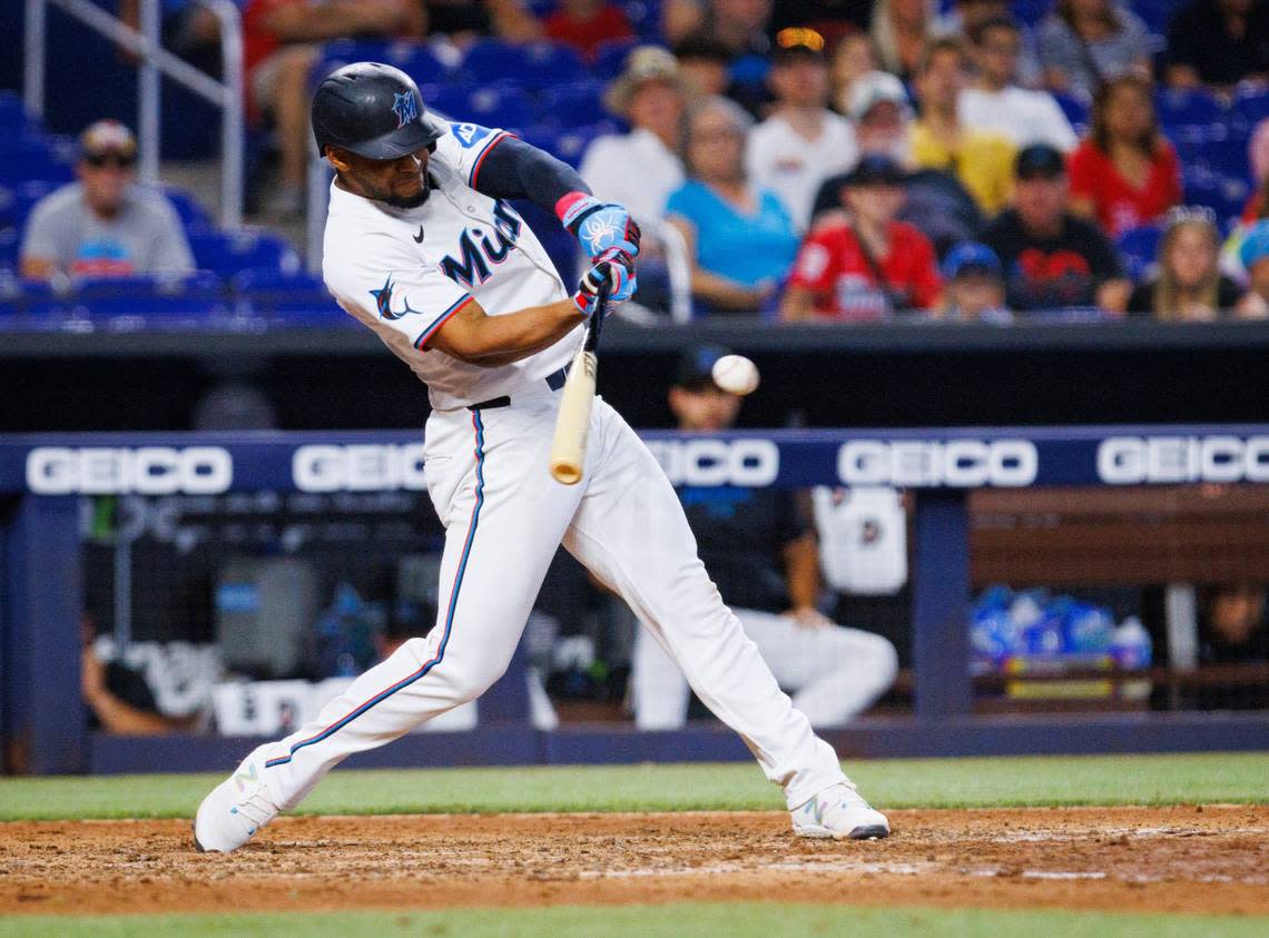 Bateador de Miami Marlins conectando un batazo en loanDepot park