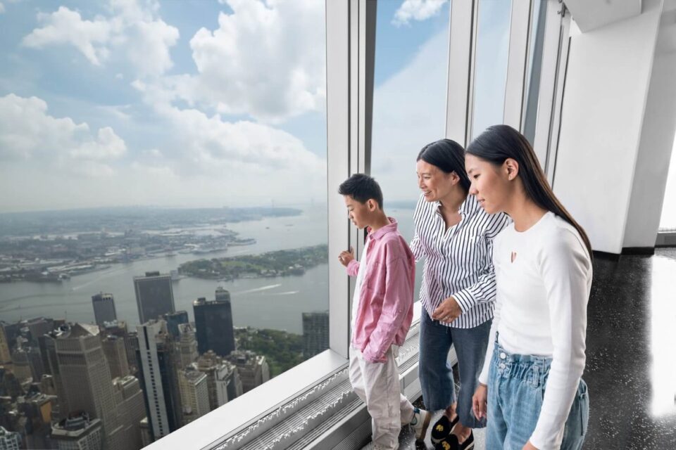 Famille profitant de la vue sur New York depuis One World Observatory