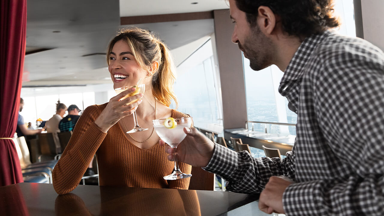 Gäste genießen Cocktails im ONE Dine des One World Observatory