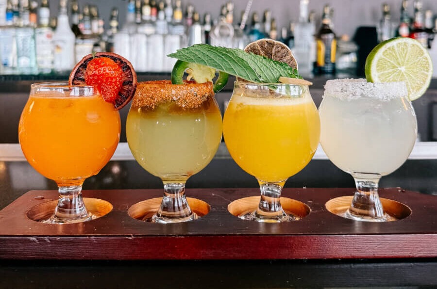 Cocktail servi au ONE Dine avec la skyline de New York