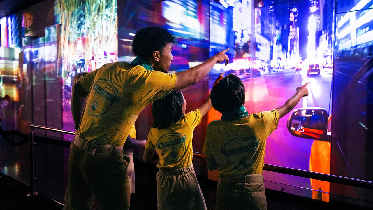 Groupe regardant une projection vidéo au See Forever Theater