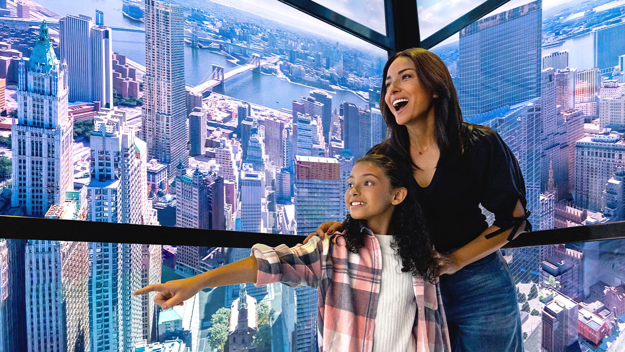 Deux visiteurs dans l'ascenseur SkyPod de One World Observatory