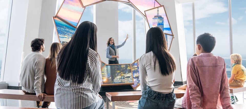 Besuchergruppe vor dem Aussichtserlebnis im One World Observatory
