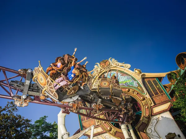 Montagnes russes Ride to Happiness dans un parc Plopsa