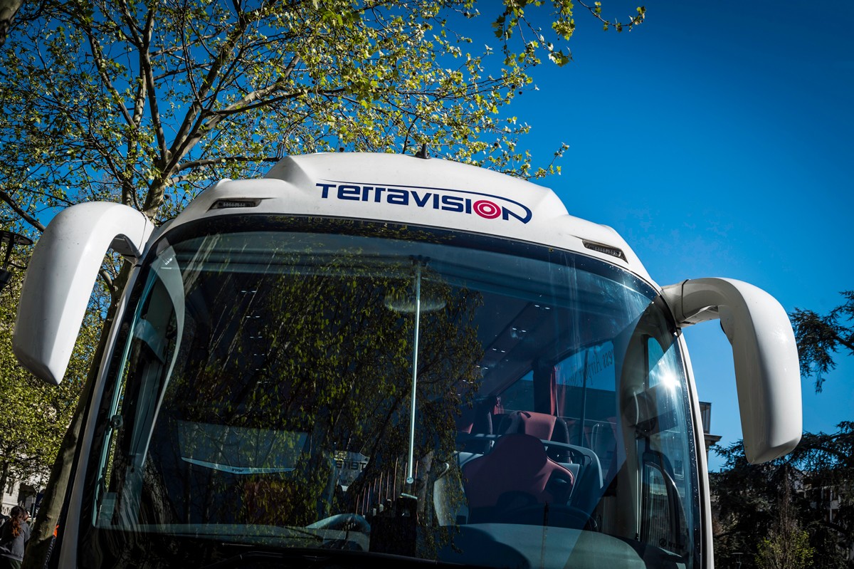 Gros plan sur un autocar Terravision pour une liaison vers Paris