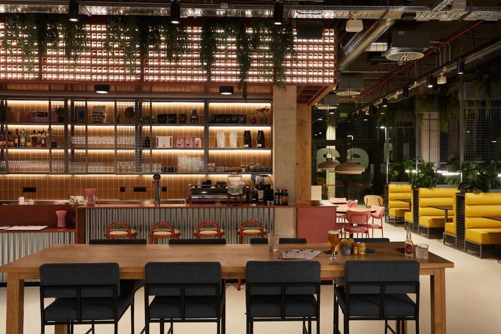 Coworkingcafe met gedeelde tafels bij The Social Hub Barcelona