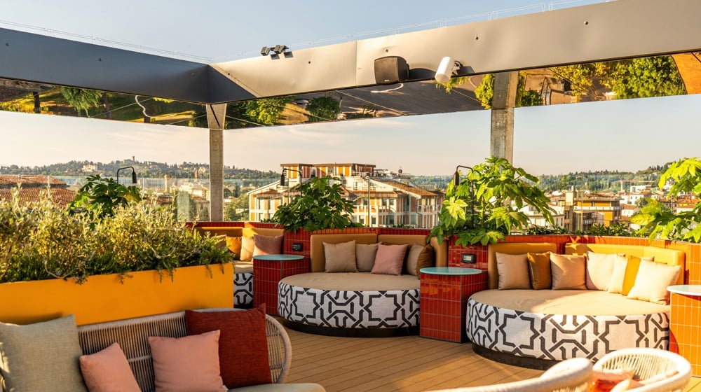 Rooftop lounge met groen en uitzicht bij The Social Hub Florence Belfiore
