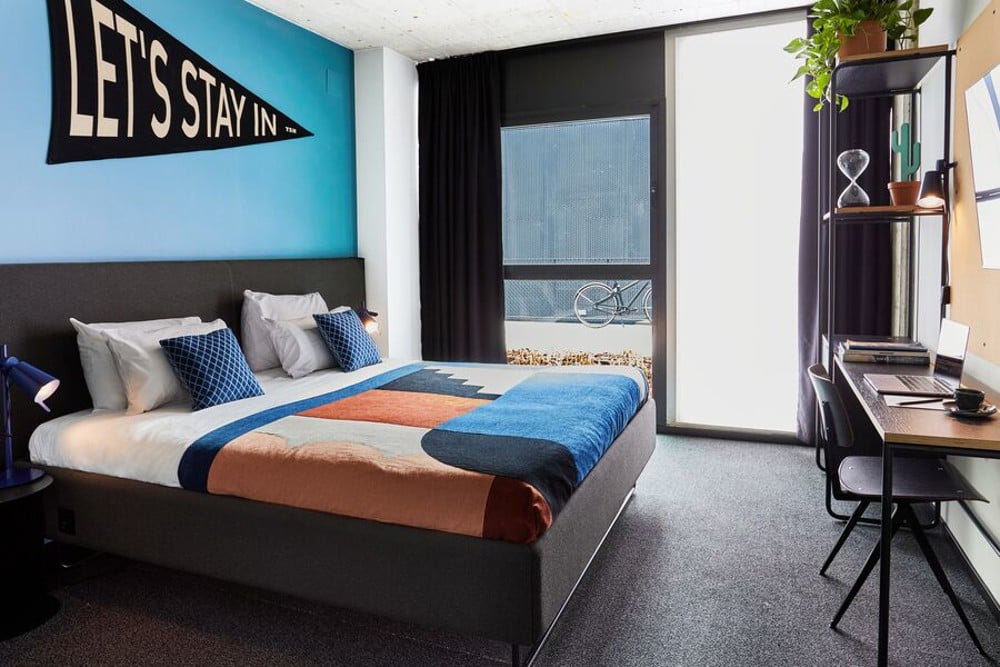 Moderne kamer met bed en werkplek bij The Social Hub Madrid