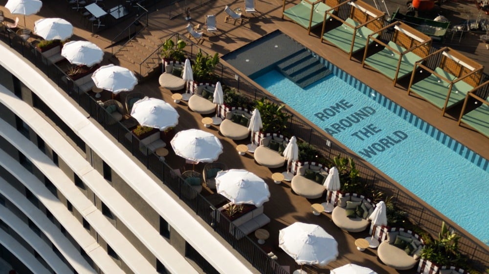 Rooftop zwembad en zonnige sfeer bij The Social Hub