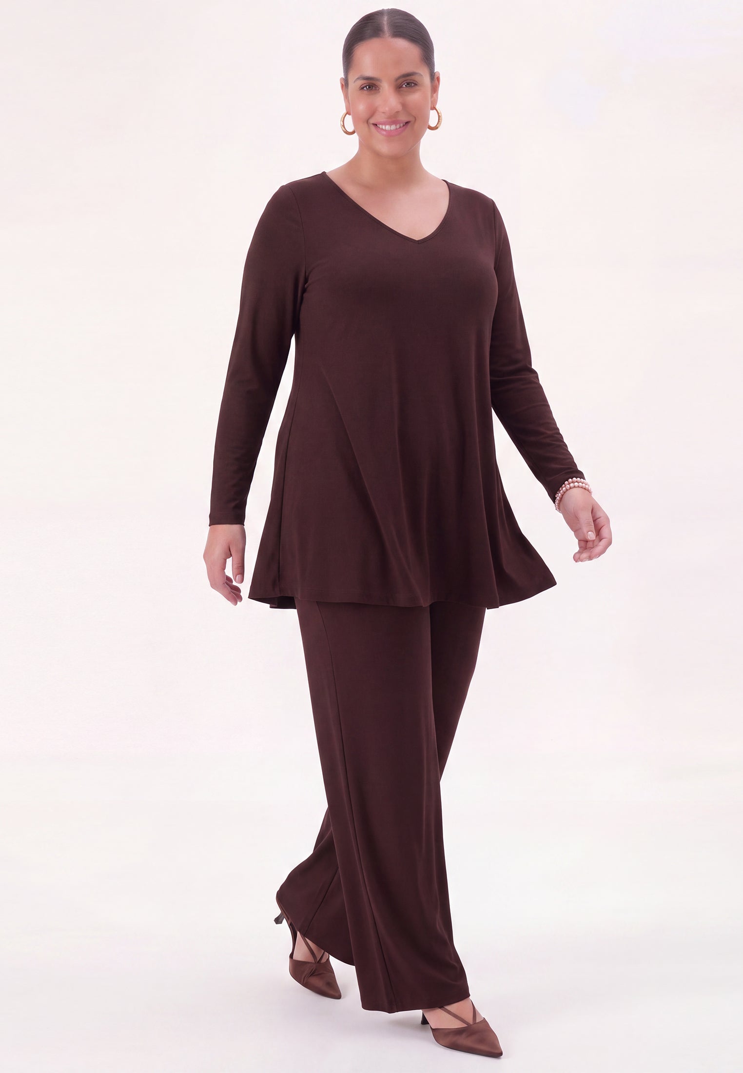 Pantalon UNI DOLCE marron porté par un mannequin