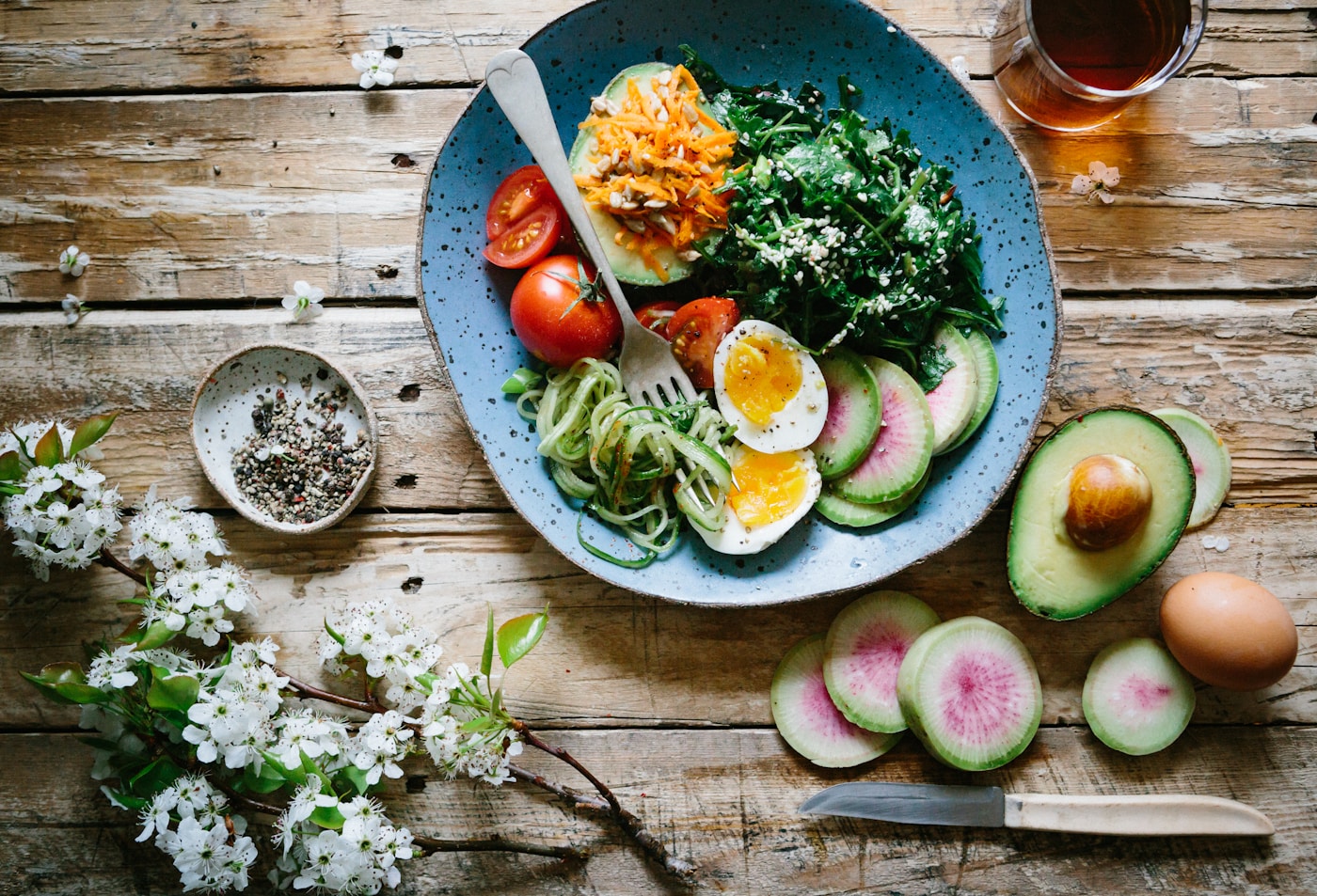 Gezonde maaltijd met fruit en granen op tafel