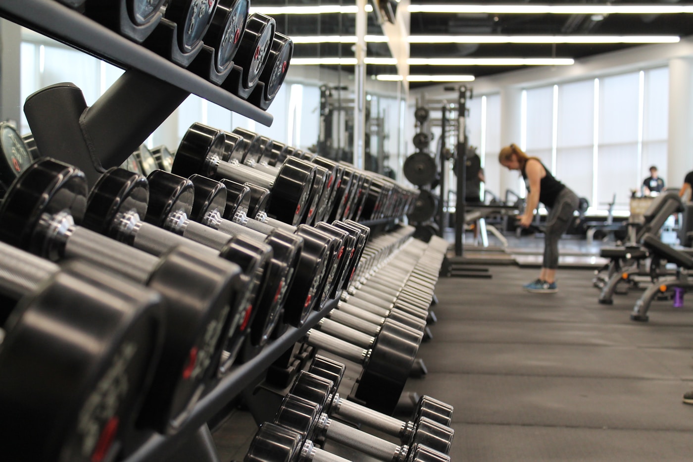 Rij fitnessapparaten in een moderne sportschool