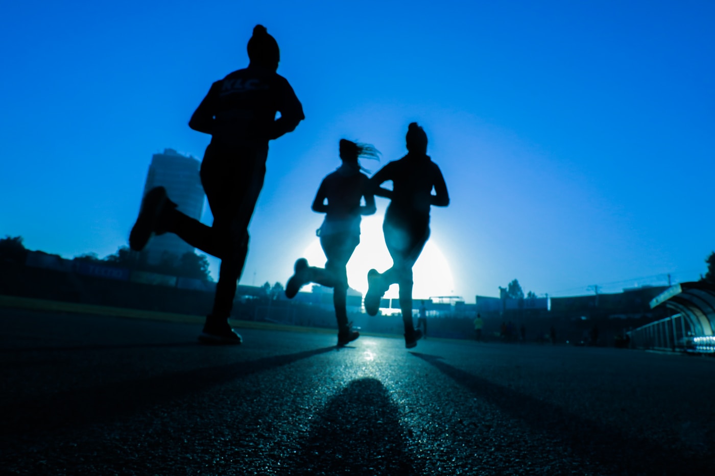 Atleet maakt zich klaar voor een intensieve training