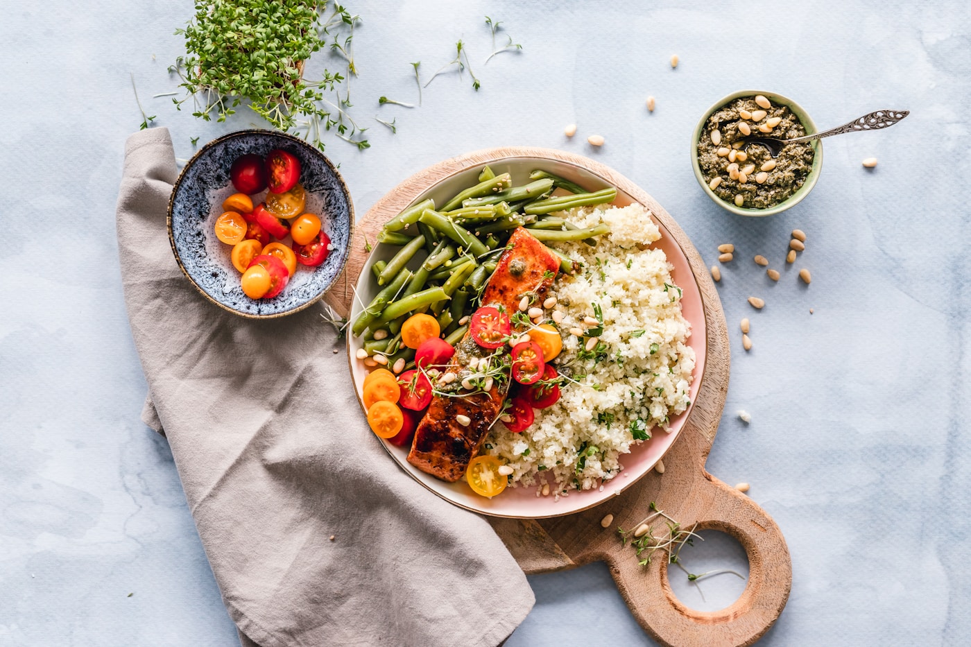 Kom met verse groenten en gezonde ingrediënten