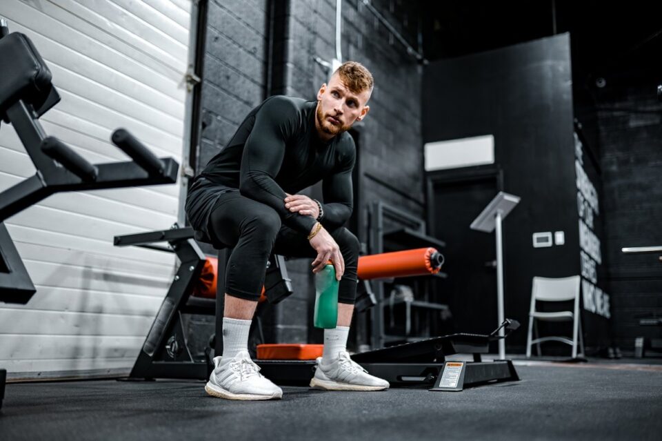 Man zit in een sportschool tussen fitnessapparaten
