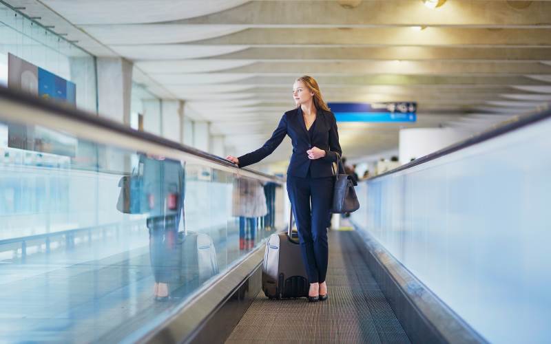 Viaggiatore d'affari in aeroporto