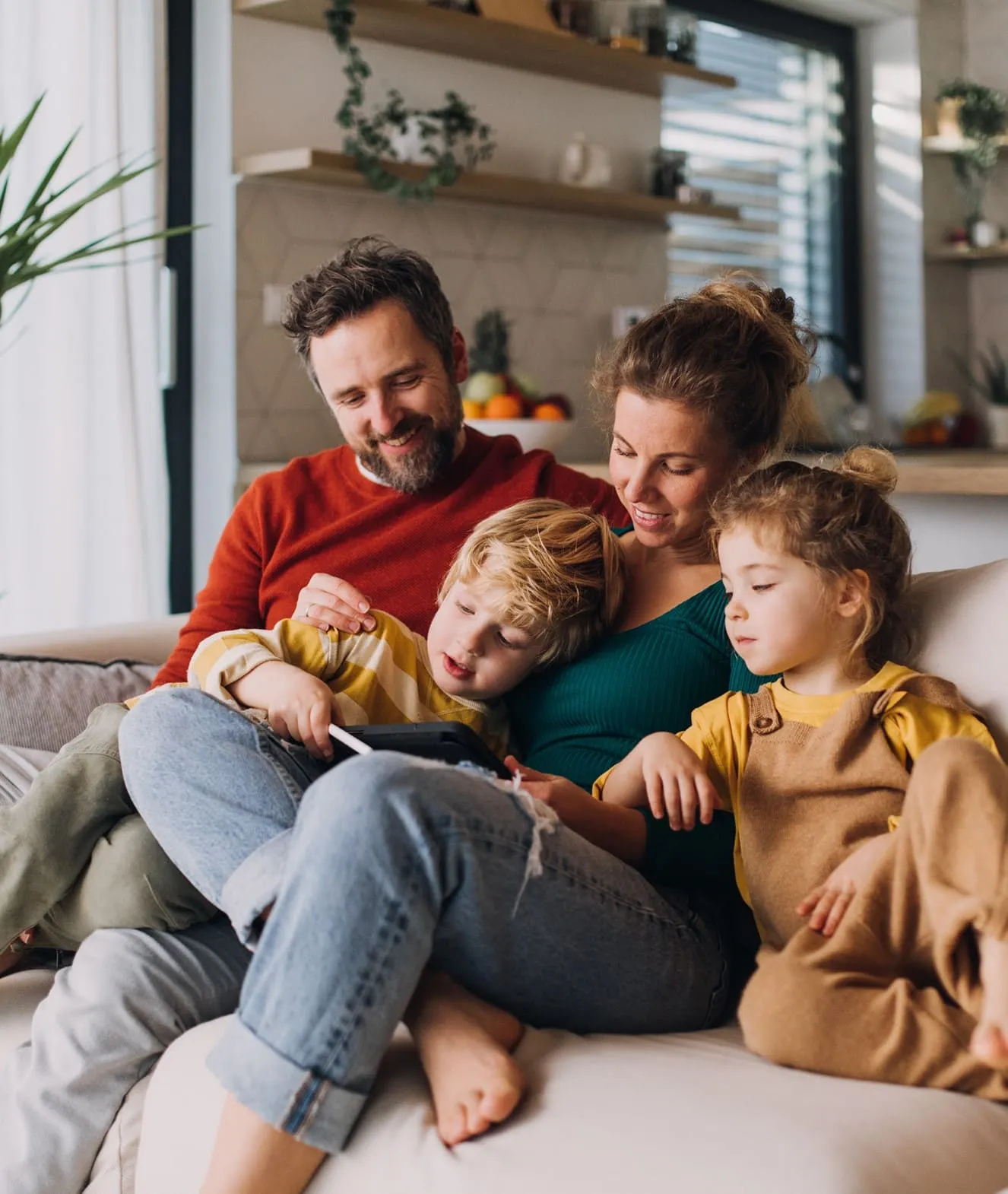Famiglia rilassata insieme in casa