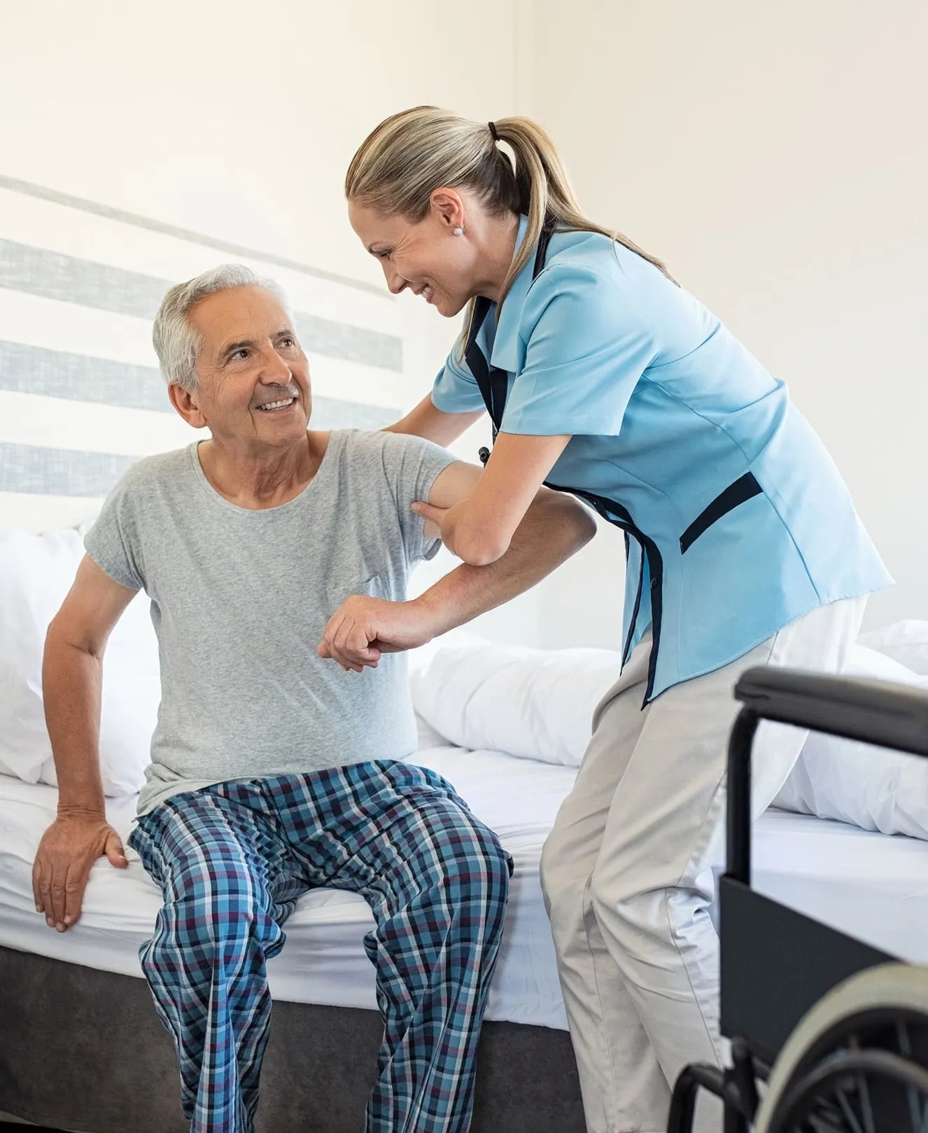 Persona assistita da una caregiver a domicilio
