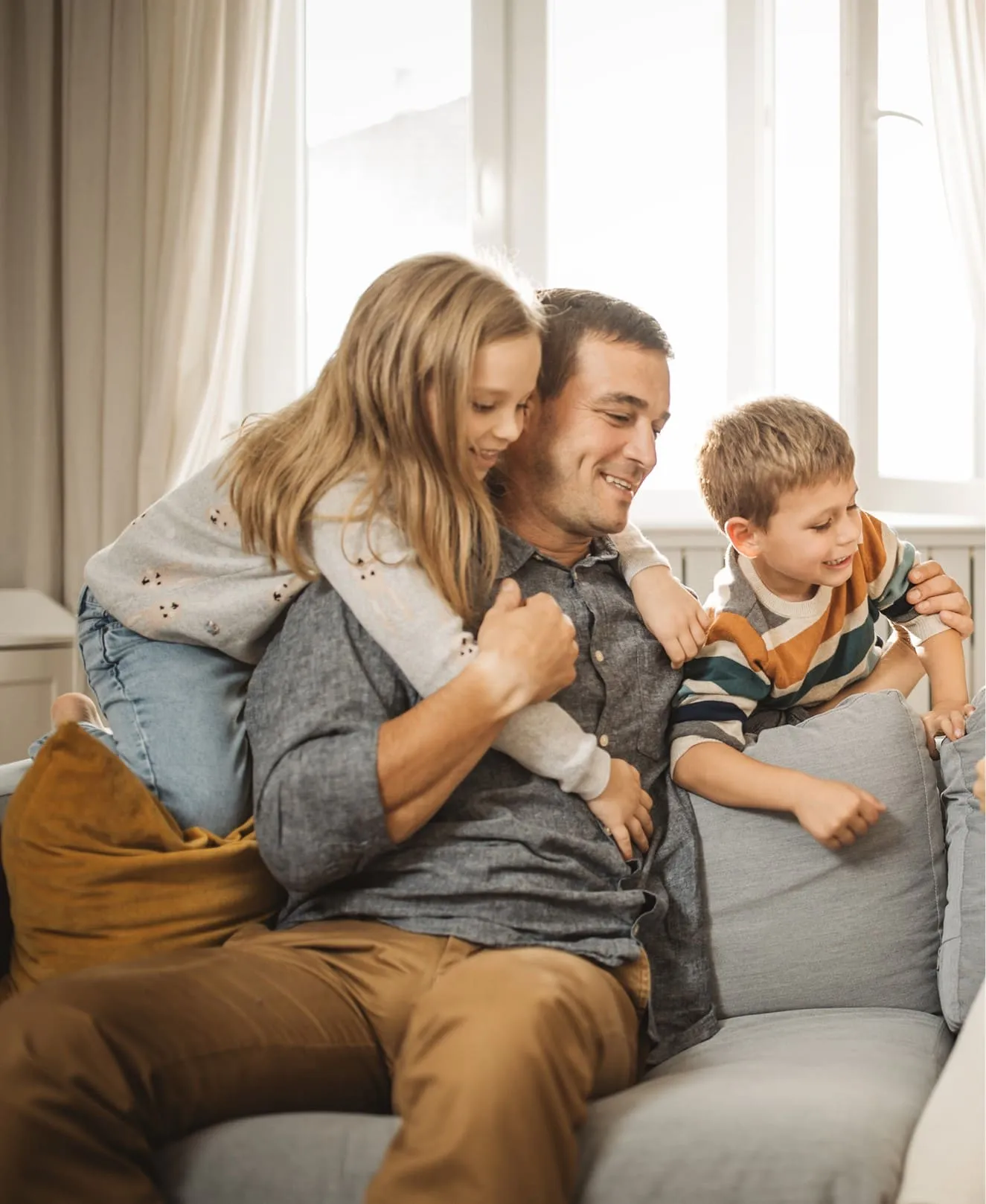 Padre con due bambini in un momento familiare