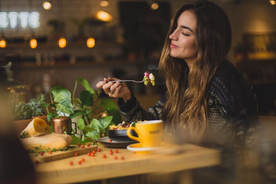 Mediterraner Tisch mit Getränk und kleinen Speisen