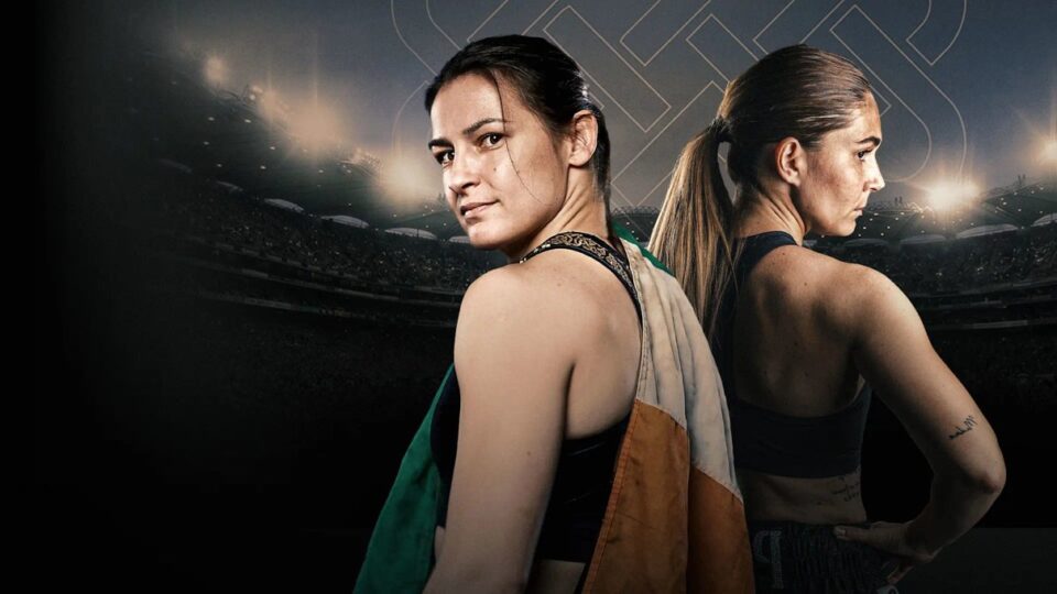 Due atlete di combattimento in uno stadio