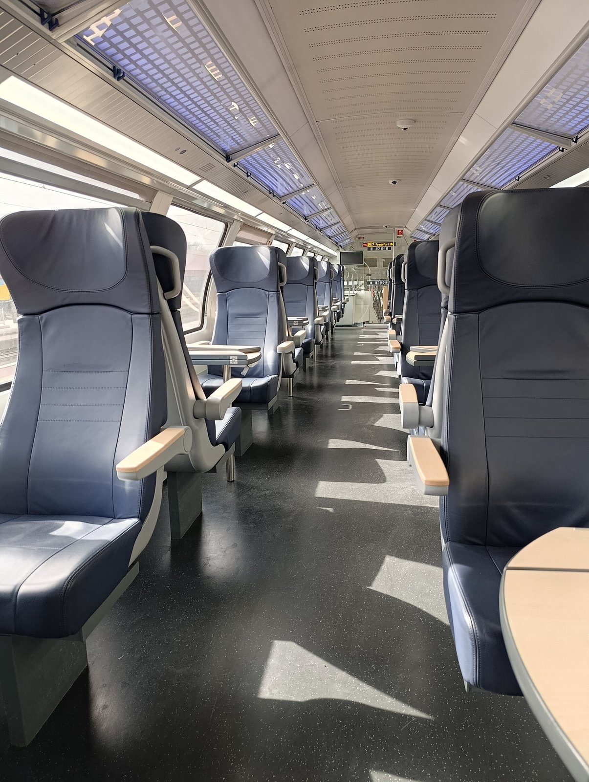 Innenraum eines deutschen Regionalzugs mit Doppelstockwagen