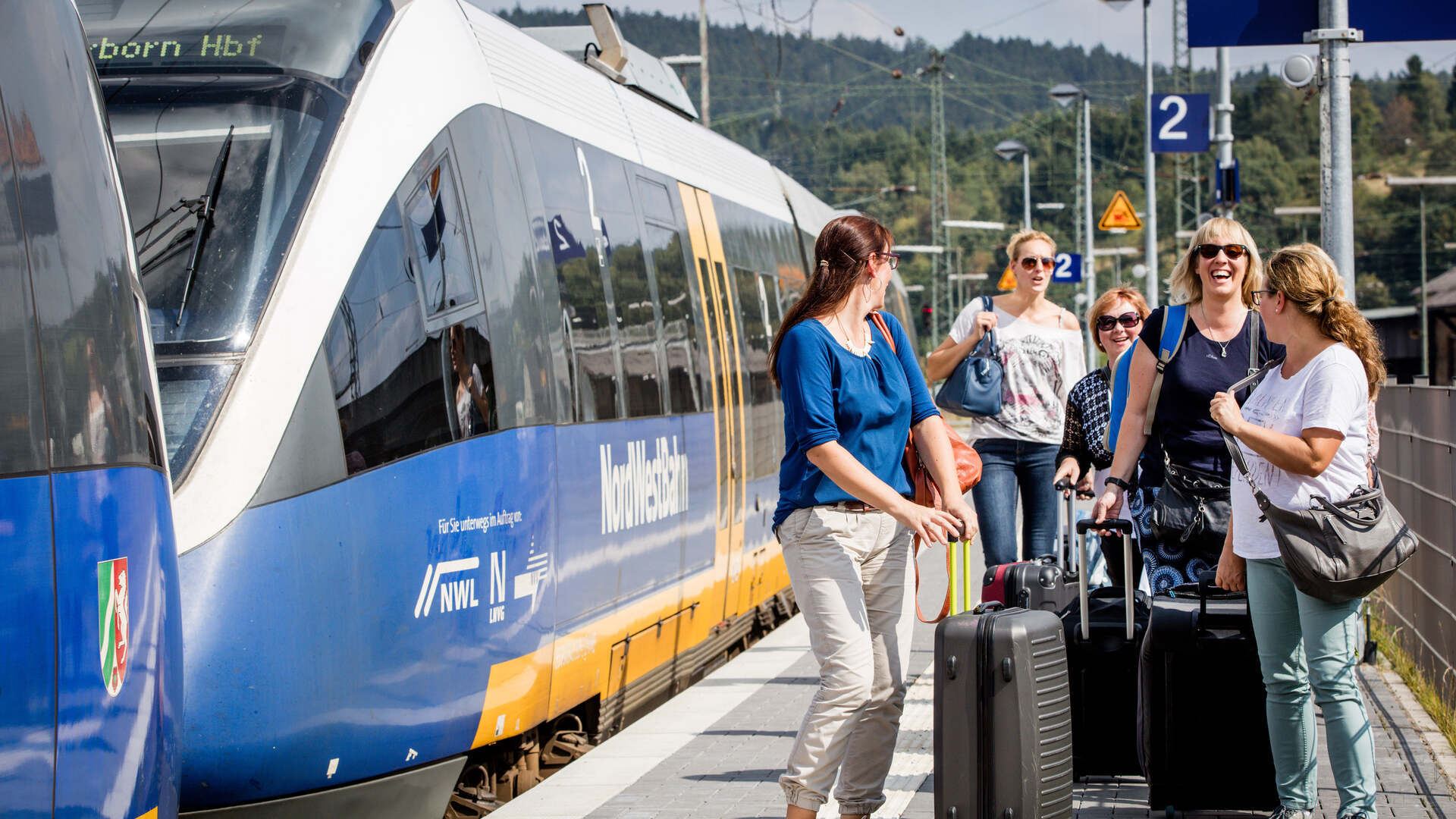 Regionalzug an einem Bahnsteig in Deutschland