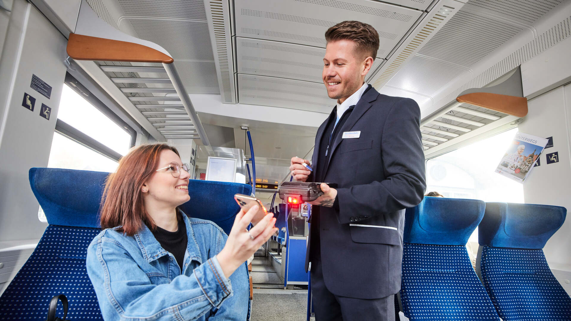 Ticketkontrolle mit mobilem Scanner im Zug