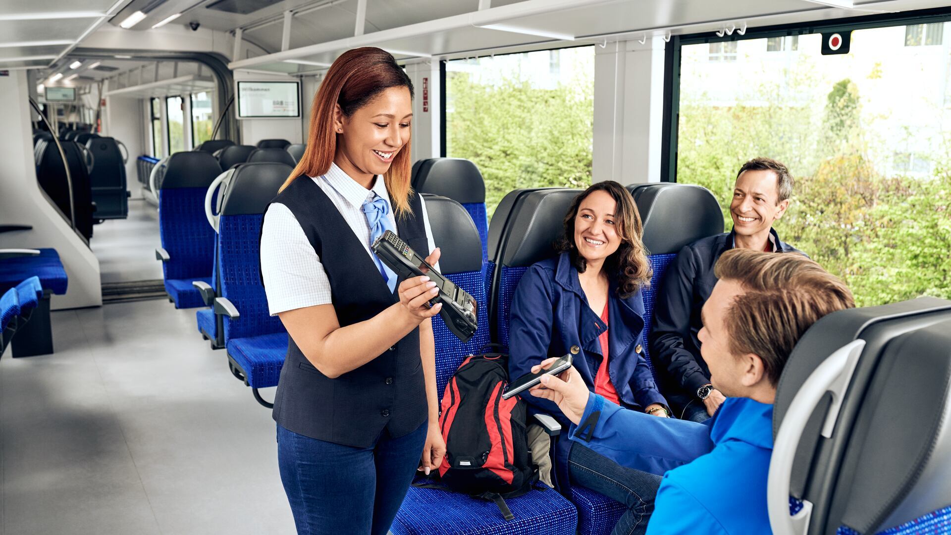 Ticketkontrolle bei Fahrgästen im Regionalzug